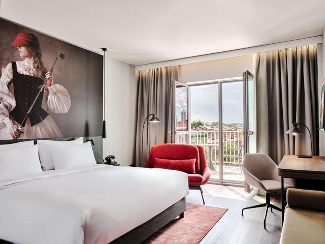 Radisson RED Hotel & Radisson RED Apartments, Kraków — 600 m away from University Hospital Krakow