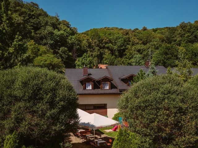 Zajazd Srebrna Gora — 4.6 km from the airport