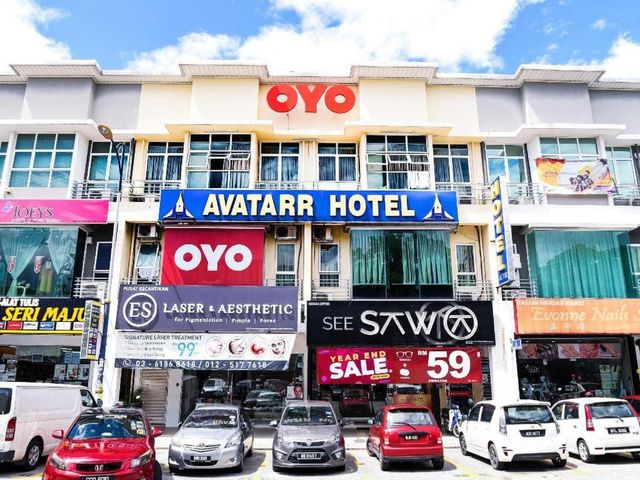 HOTEL AVATARR — 1.9 km away from Batu Caves