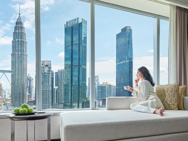 Traders Hotel, Kuala Lumpur — 600 m away from Petronas Twin Towers