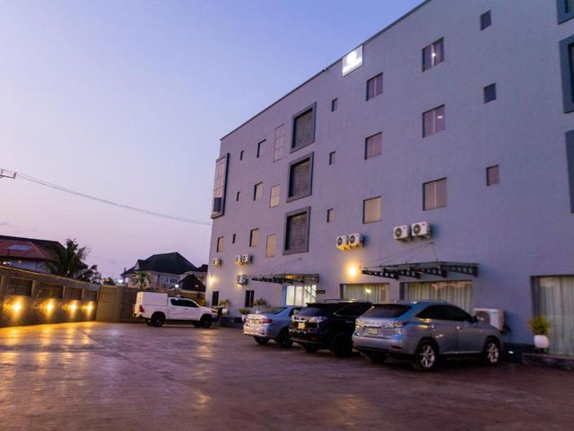 Romeneo Grand Royal Hotel — 2.8 km from the airport