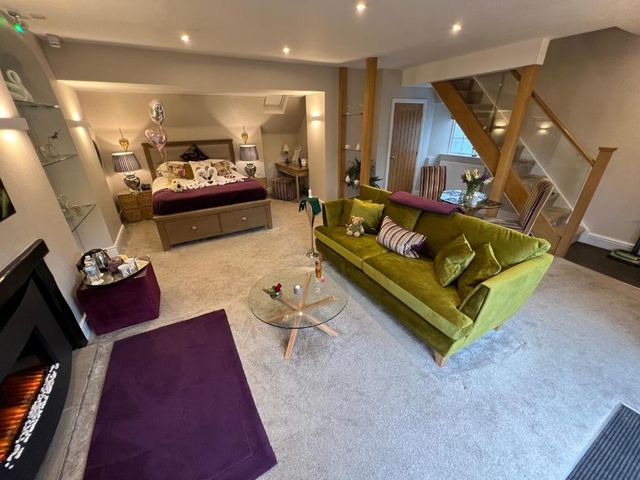 Windermere Boutique Hotel Spa Suites & Hot Tubs — 1.7 km away from Lake Windermere