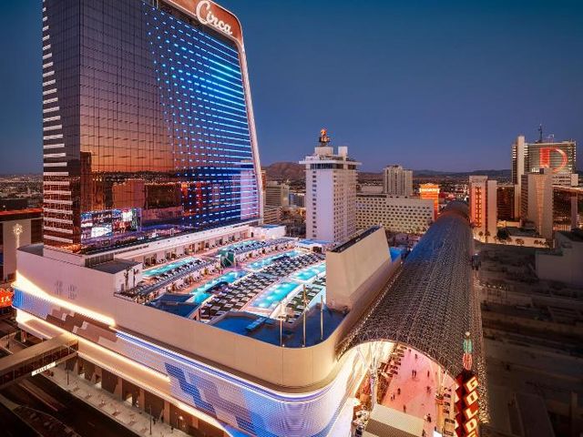 Circa Resort & Casino - Adults Only — 600 m away from Fremont Street