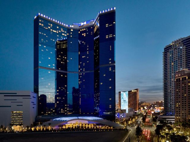 Fontainebleau Las Vegas, MICHELIN Key Award Hotel — 1 km away from DEF CON