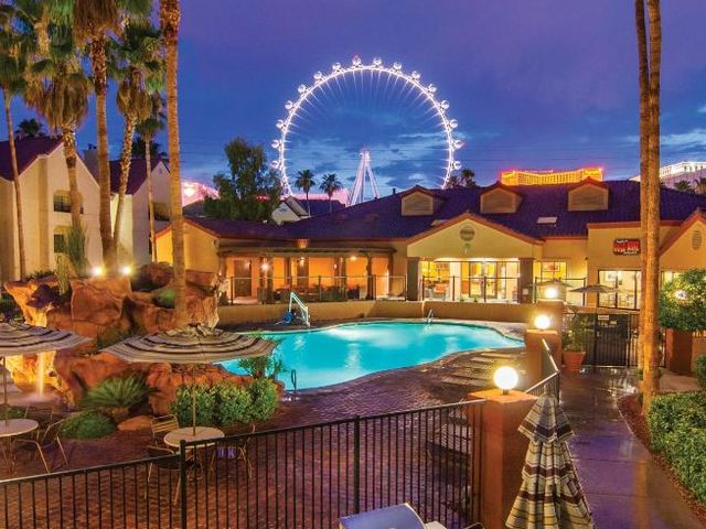 Holiday Inn Club Vacations at Desert Club Resort — 450 m away from The High Roller