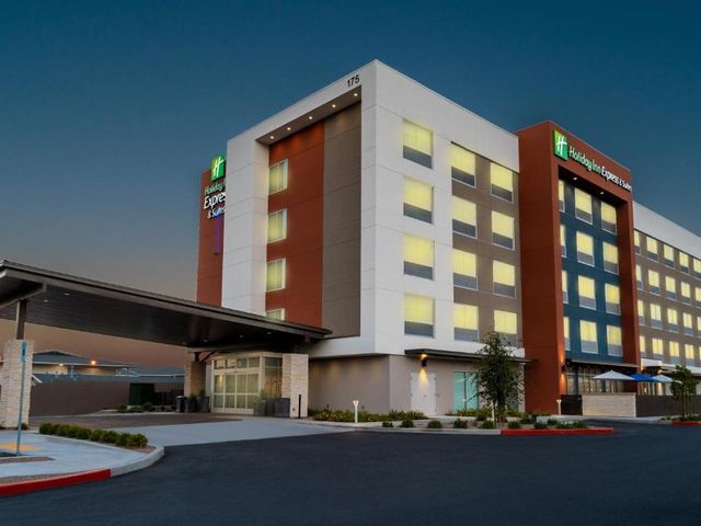 Holiday Inn Express & Suites - Las Vegas - E Tropicana by IHG — 1.1 km away from Google Cloud Next