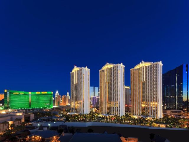 The Signature at MGM Grand - All Suites — 400 m away from MGM Grand Garden Arena