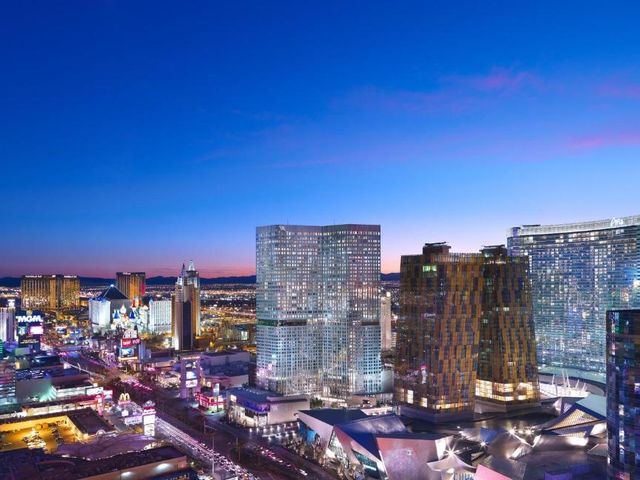 Waldorf Astoria Las Vegas — 500 m away from T-Mobile Arena