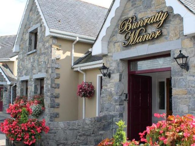 Bunratty Manor Hotel — 1 km away from Bunratty Castle from Limerick