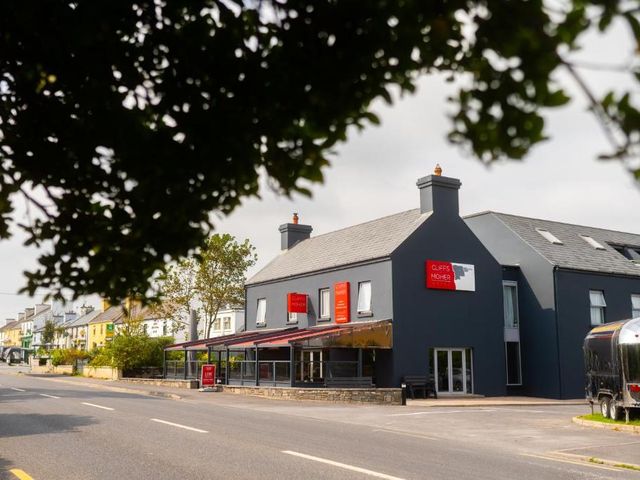 Cliffs of Moher Hotel — 4.4 km away from Cliffs of Moher from Limerick