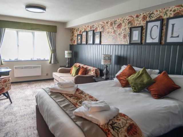 Cat & Lion Country Pub and Hotel — 3.6 km away from Creamfields