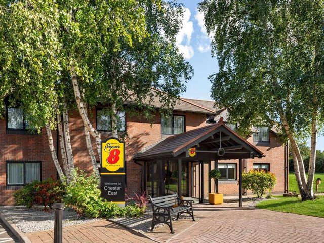 Super 8 by Wyndham Chester East — 8.4 km from the airport