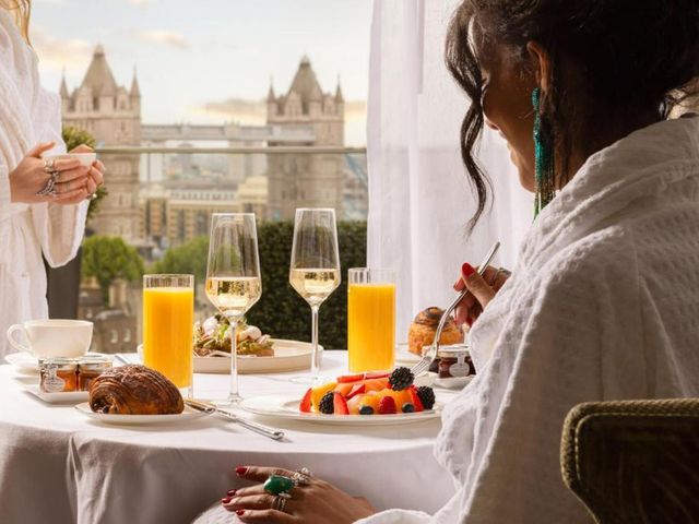 Four Seasons Hotel London at Tower Bridge — 700 m away from Tower Bridge