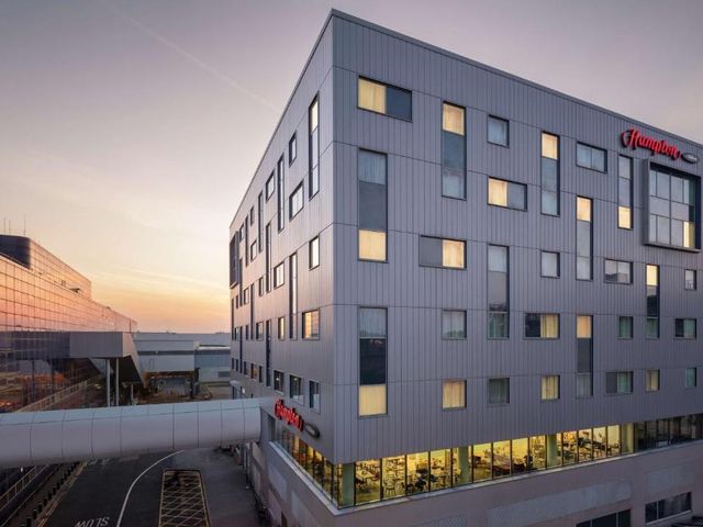 Hampton by Hilton London Gatwick Airport — 700 m from the airport