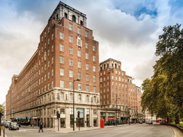 JW Marriott Grosvenor House London — 600 m away from Hyde Park