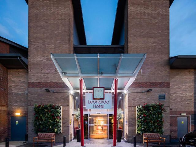 Leonardo London Heathrow Airport — 1.2 km from the airport