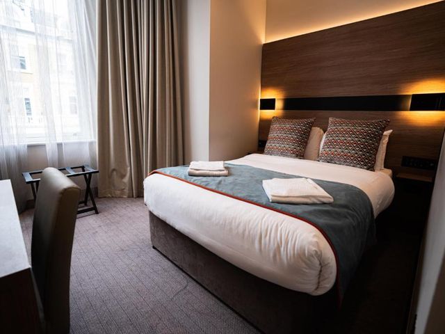 Oxford Hotel — 900 m away from Stamford Bridge