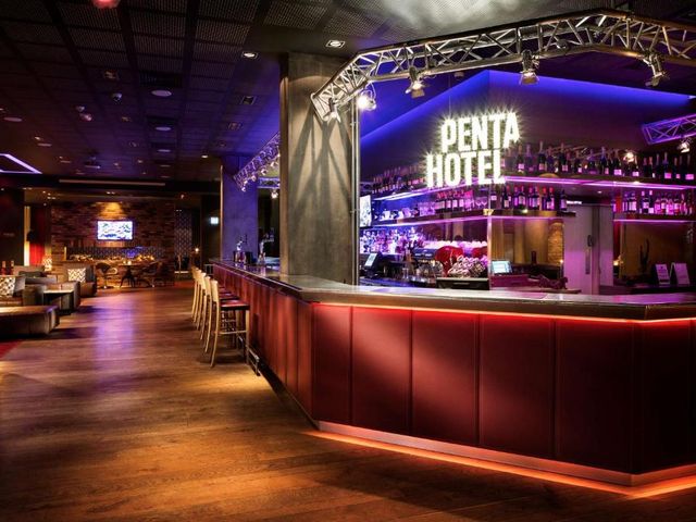 pentahotel Reading — 350 m away from Reading Festival