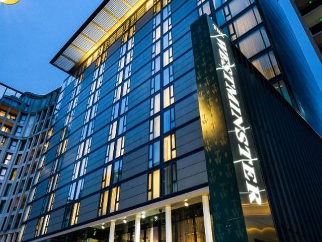 Riu Plaza London The Westminster — 1.4 km away from Oval Cricket Ground