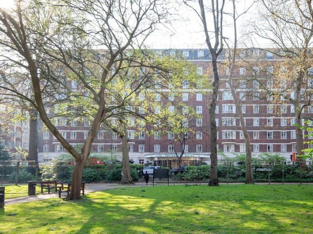Tavistock Hotel — 400 m away from UCL