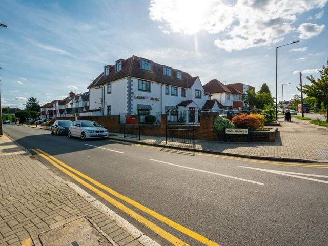 The Brent Hotel - London - Wembley — 2.3 km away from Wembley Stadium