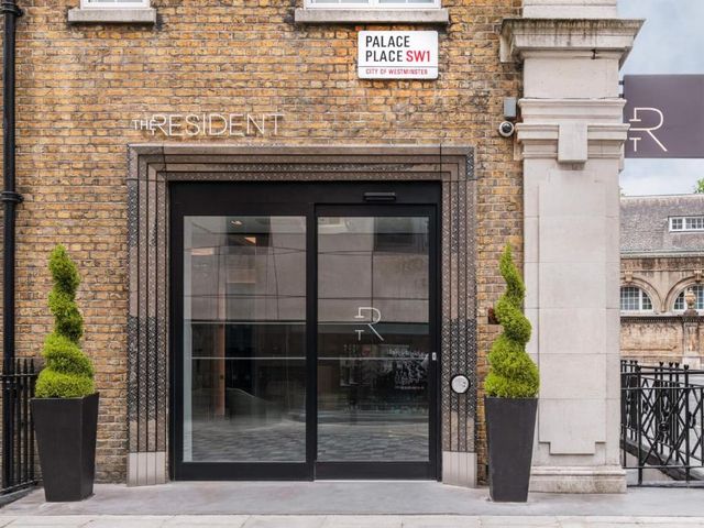 The Resident Victoria — 300 m away from Buckingham Palace