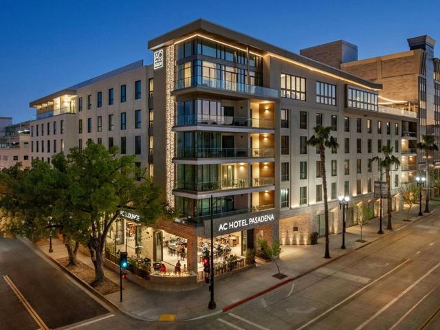 AC Hotel by Marriott Pasadena — 3.3 km away from Rose Bowl