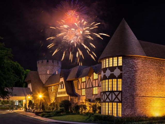 Anaheim Majestic Garden Hotel — 500 m away from Disneyland