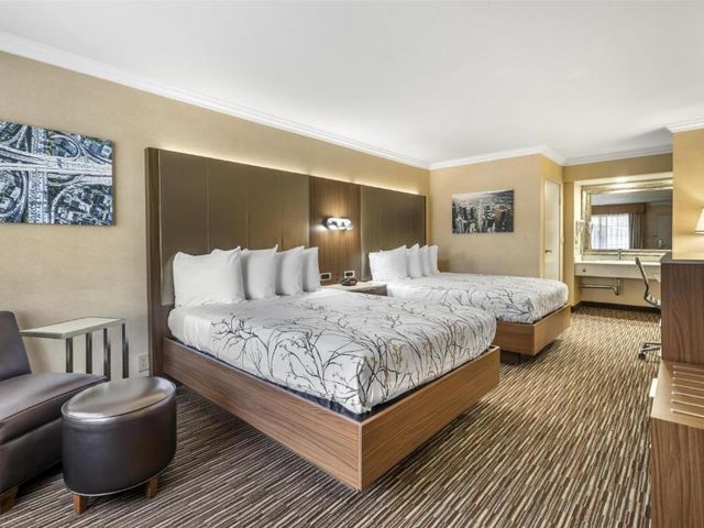 Best Western Airpark Hotel — 2.4 km away from The Forum