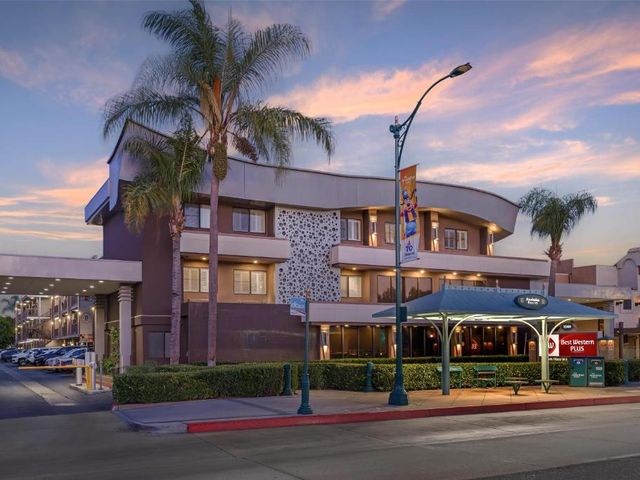 Best Western Plus Park Place Inn - Mini Suites — 1 km away from Disneyland