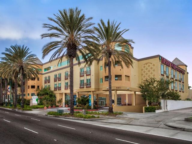 Desert Palms Hotel & Suites Anaheim Resort — 350 m away from BlizzCon
