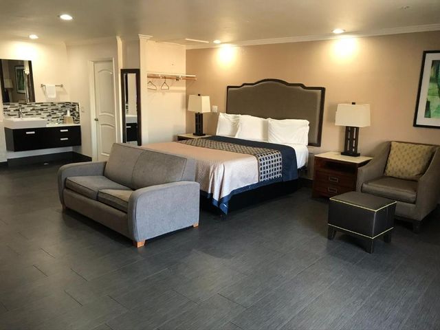Economy Inn LAX — 2.4 km away from SoFi Stadium