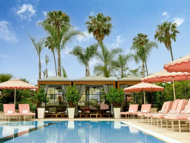Four Seasons Hotel Los Angeles at Beverly Hills — 800 m away from Cedars-Sinai Medical Center