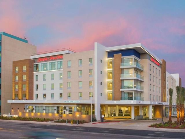 Hampton Inn & Suites LAX El Segundo — 1.9 km from the airport
