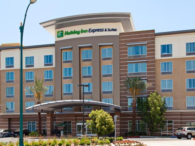 Holiday Inn Express & Suites Anaheim Resort Area by IHG — 1.1 km away from Disneyland
