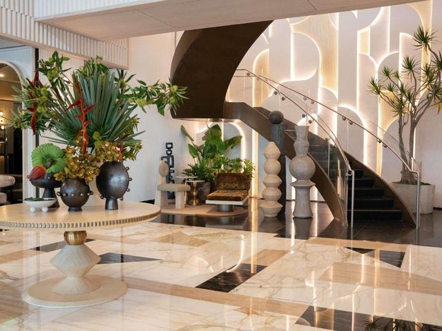 Hotel Sofitel Los Angeles at Beverly Hills — 300 m away from Cedars-Sinai Medical Center