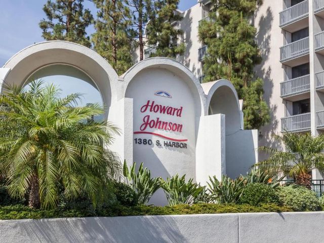 Howard Johnson by Wyndham Anaheim Hotel and Water Playground — 900 m away from Disneyland