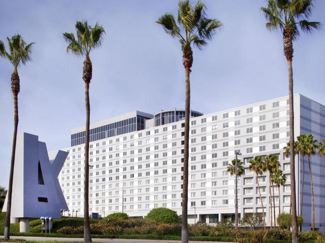 Hyatt Regency Los Angeles International Airport — 700 m from the airport
