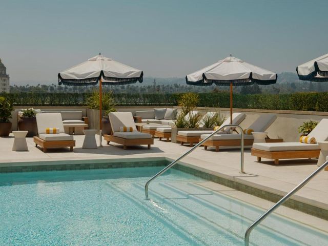 L'Ermitage Beverly Hills — 1.4 km away from Cedars-Sinai Medical Center