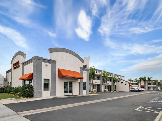 Solara Inn and Suites — 1 km away from Disneyland
