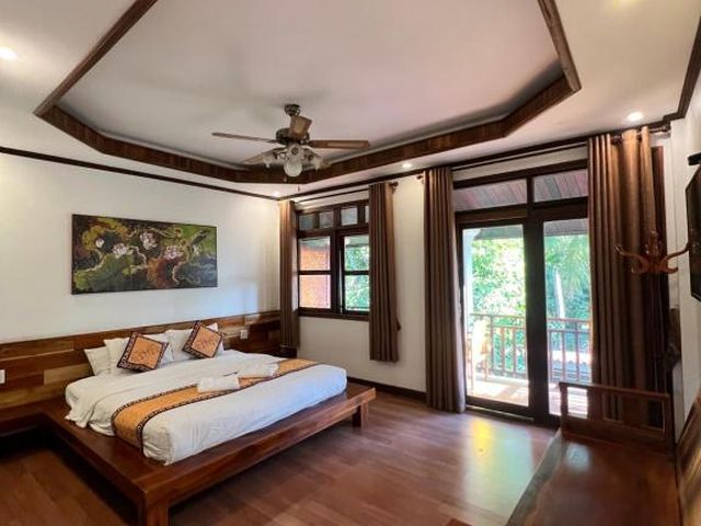 Queen Hotel — 100 m away from Luang Prabang Alms Ceremony