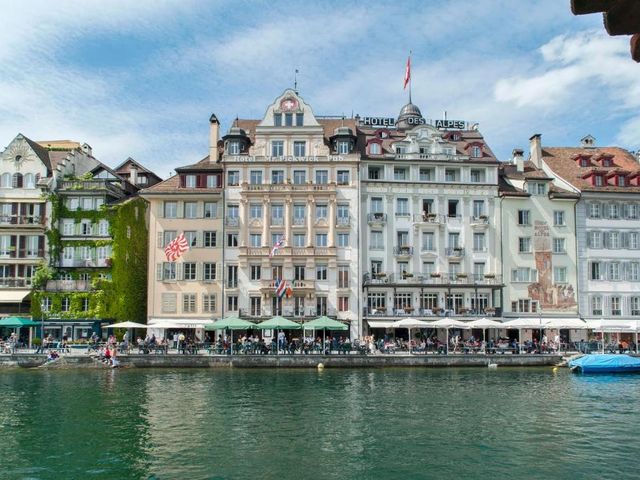 Hotel Pickwick and Pub "the room with a view" — 50 m away from Chapel Bridge Lucerne