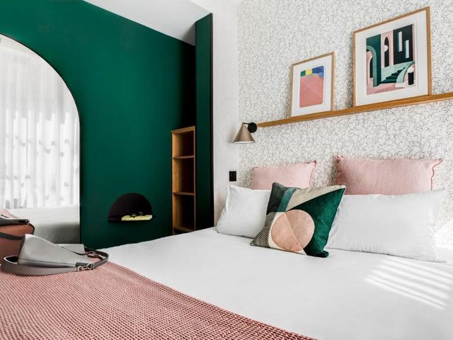 Republik Hotel — 450 m away from Hospices Civils de Lyon
