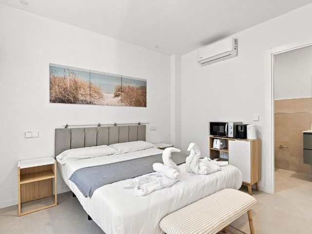 Modernas habitaciones con baño privado — 3.3 km away from Caja Magica