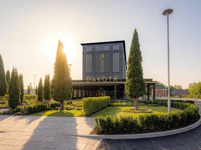 Dakota Manchester Airport — 1 km from the airport