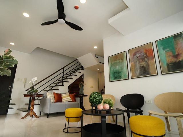 20 Boeing Apt — 1 km from the airport