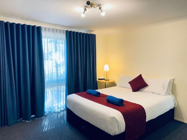 Edinburgh Motor Inn — 6.2 km away from Beyond the Valley