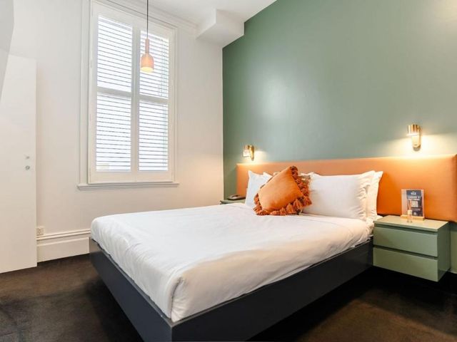 Middle Park Hotel — 2.3 km away from Melbourne Park
