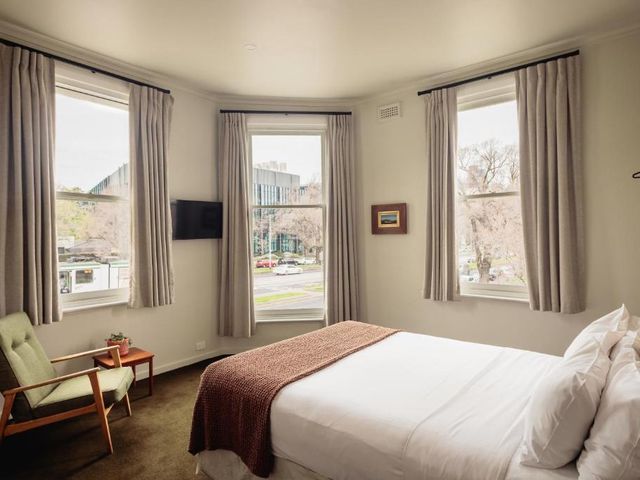 Naughtons Hotel — 1.3 km away from Monash University