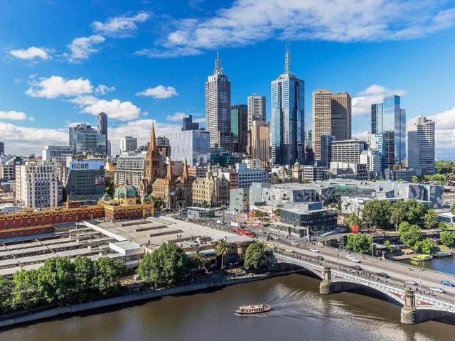Quay West Suites Melbourne — 300 m away from Federation Square
